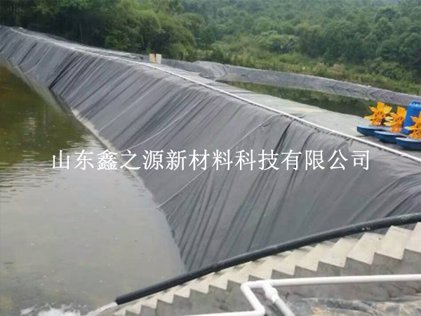 問：魚塘養(yǎng)殖防滲膜的周圍可以貼瓷磚嗎？