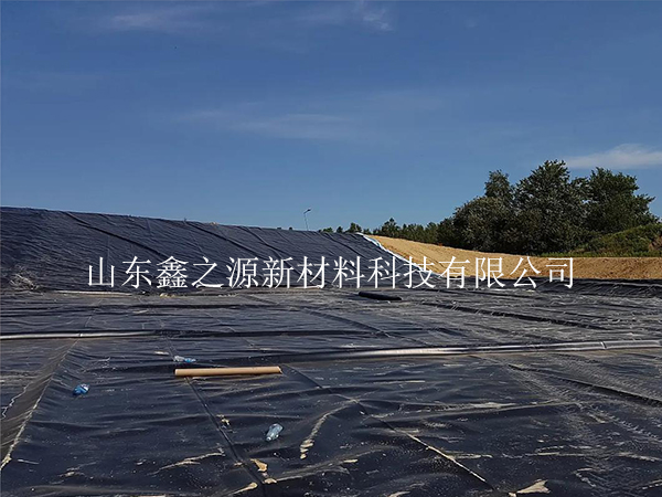 養(yǎng)殖新紀(jì)元：防滲膜覆土的綠色妙用，繪就生態(tài)養(yǎng)殖新畫卷